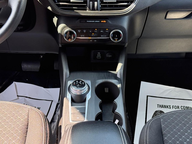 Ford Escape Vehicle Full-screen Gallery Image 16