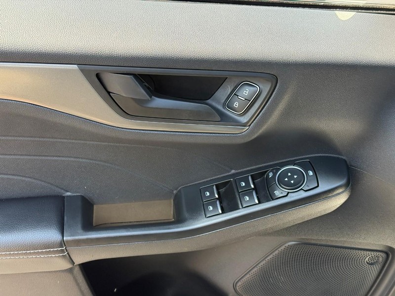 Ford Escape Vehicle Full-screen Gallery Image 17