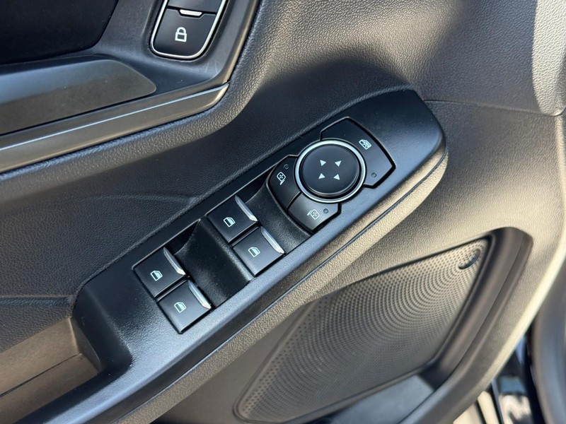 Ford Escape Vehicle Full-screen Gallery Image 18