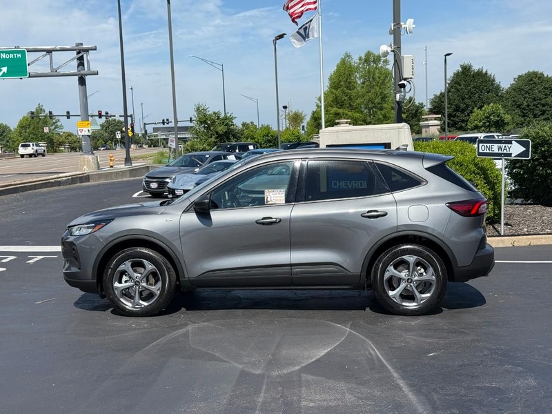 Ford Escape Vehicle Full-screen Gallery Image 2