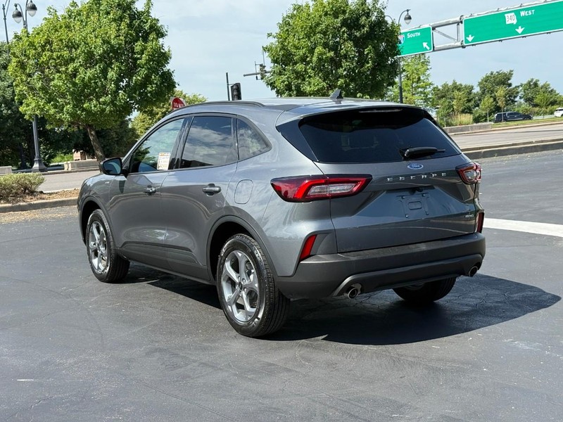 Ford Escape Vehicle Full-screen Gallery Image 3