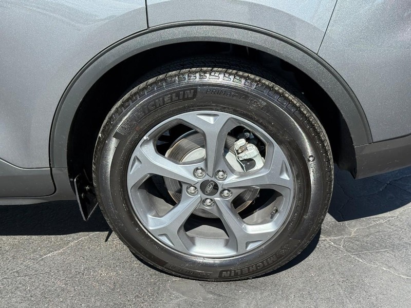 Ford Escape Vehicle Full-screen Gallery Image 4