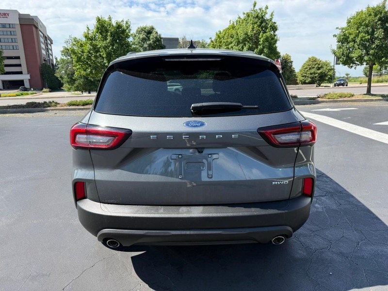 Ford Escape Vehicle Full-screen Gallery Image 6