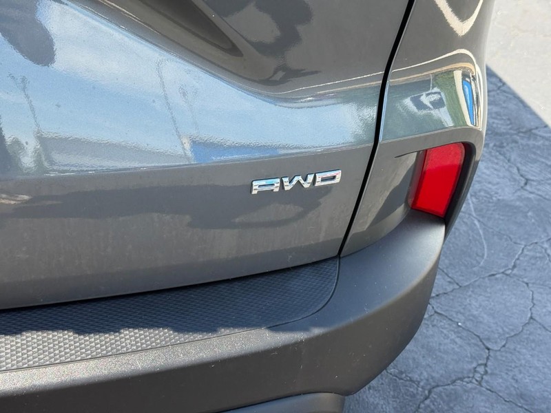 Ford Escape Vehicle Full-screen Gallery Image 7