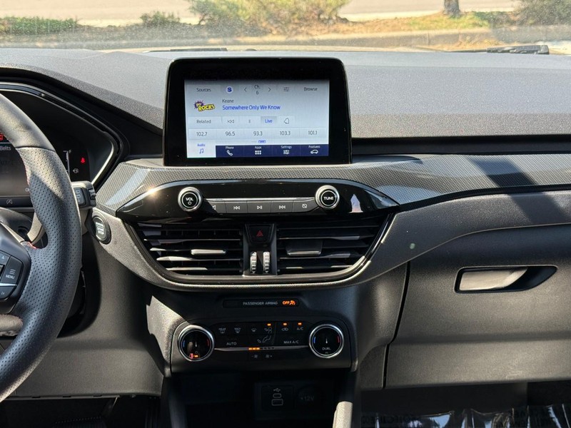Ford Escape Vehicle Full-screen Gallery Image 11