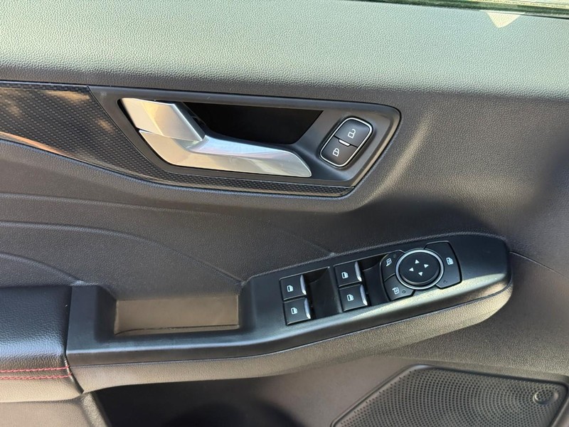 Ford Escape Vehicle Full-screen Gallery Image 14