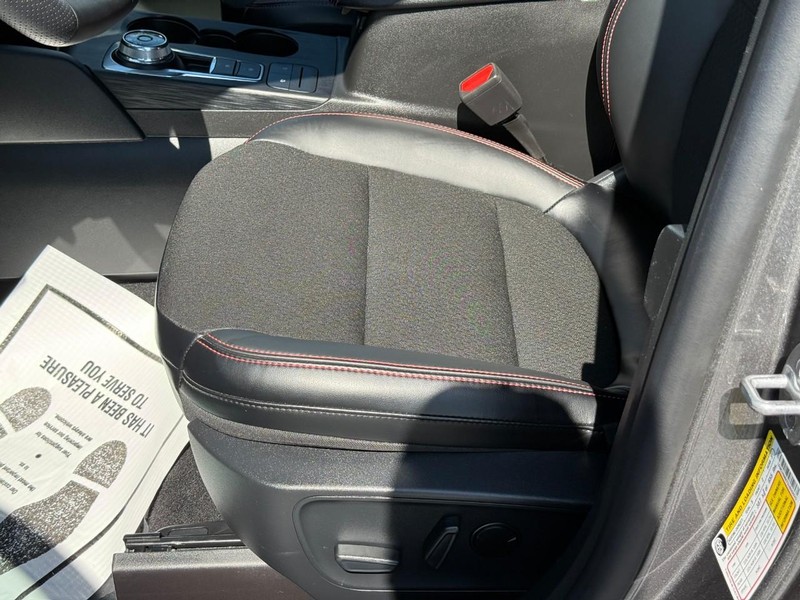 Ford Escape Vehicle Full-screen Gallery Image 15