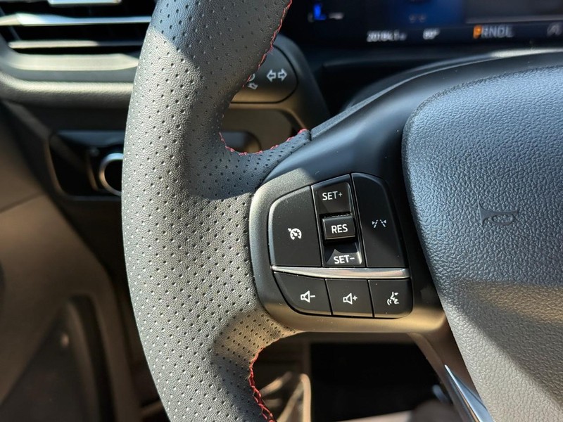 Ford Escape Vehicle Full-screen Gallery Image 17