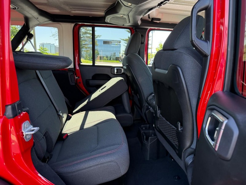 Jeep Wrangler Vehicle Full-screen Gallery Image 10