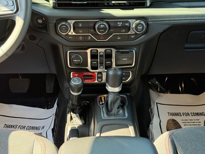 Jeep Wrangler Vehicle Full-screen Gallery Image 14