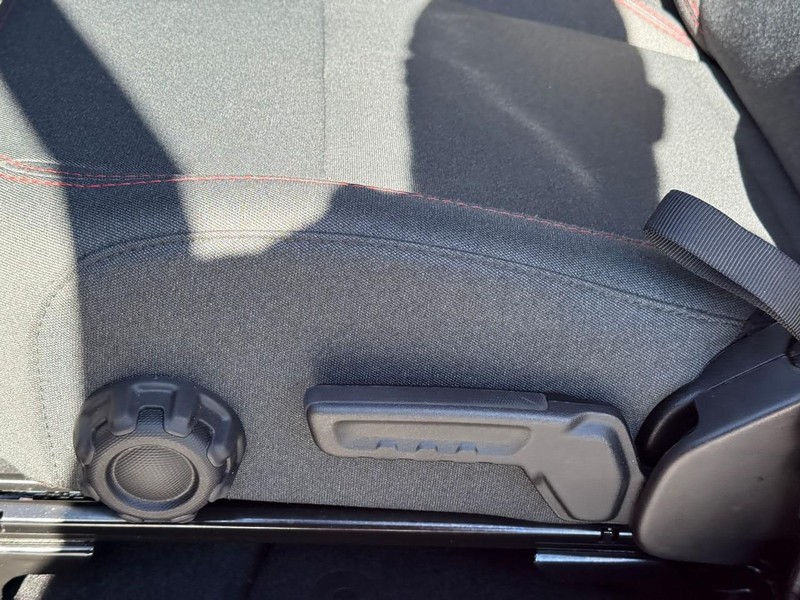 Jeep Wrangler Vehicle Full-screen Gallery Image 17