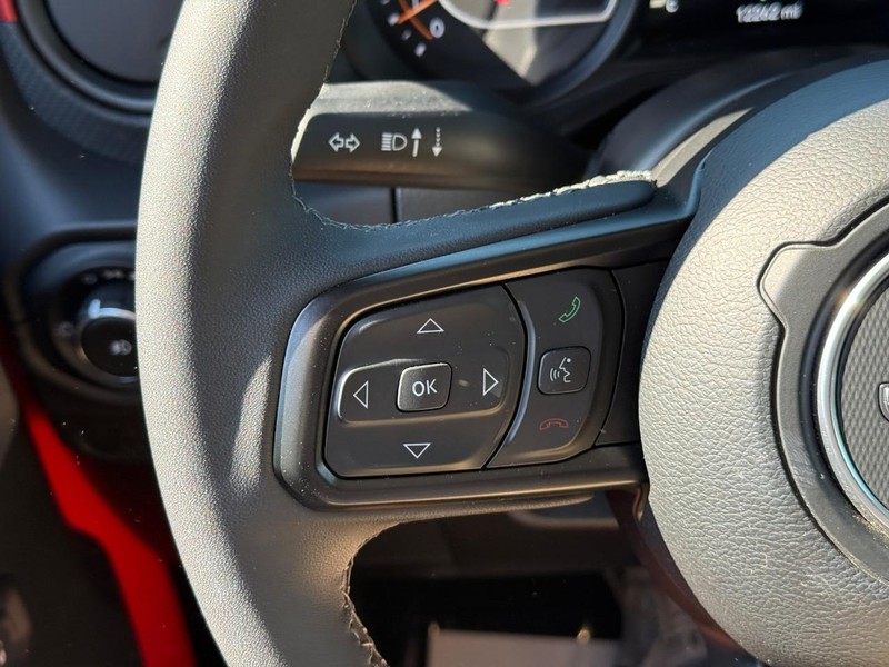 Jeep Wrangler Vehicle Full-screen Gallery Image 18