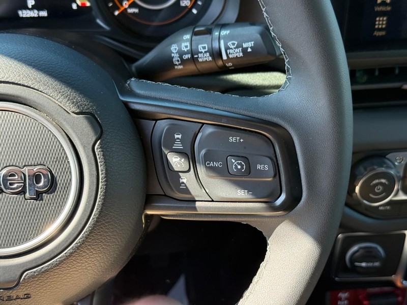 Jeep Wrangler Vehicle Full-screen Gallery Image 19
