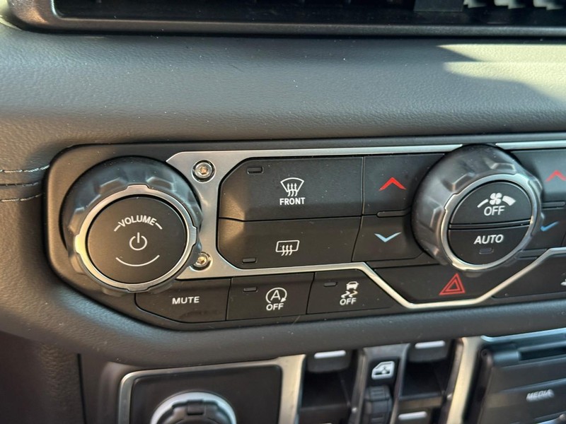 Jeep Wrangler Vehicle Full-screen Gallery Image 22
