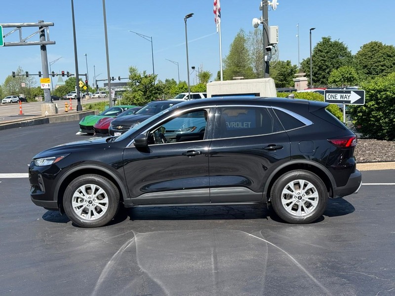 Ford Escape Vehicle Full-screen Gallery Image 2