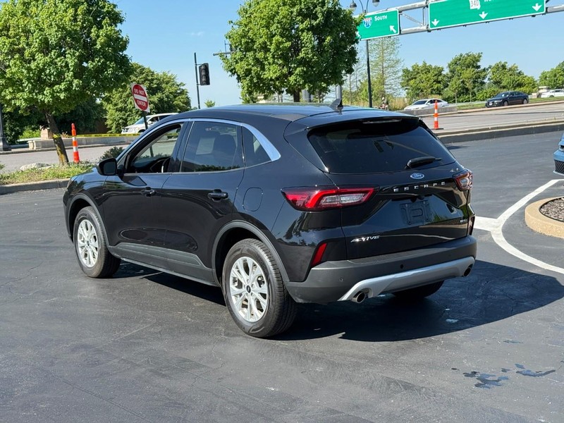 Ford Escape Vehicle Full-screen Gallery Image 3