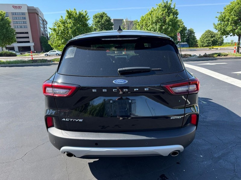 Ford Escape Vehicle Full-screen Gallery Image 7