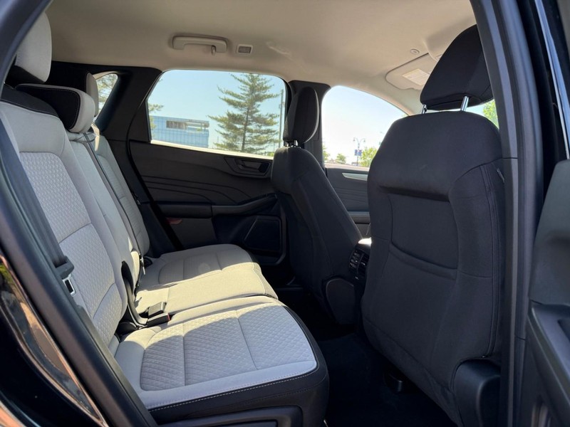 Ford Escape Vehicle Full-screen Gallery Image 11