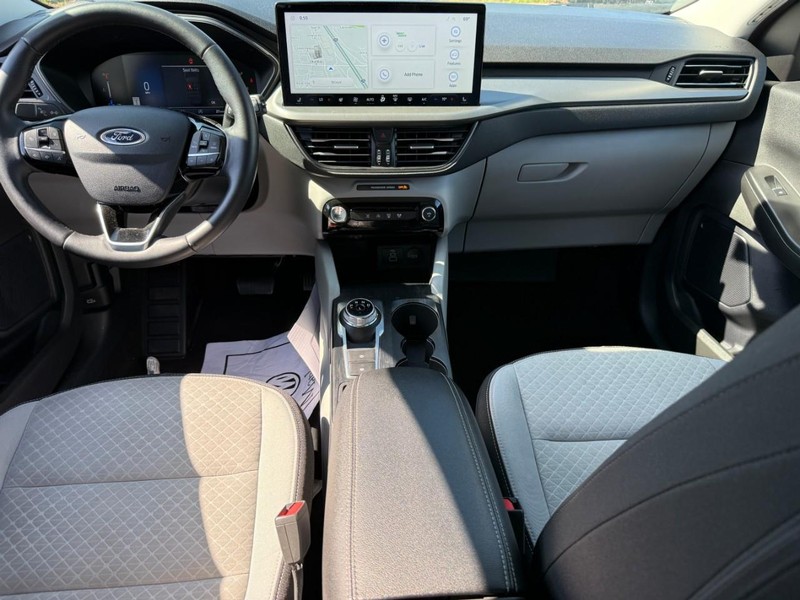 Ford Escape Vehicle Full-screen Gallery Image 12
