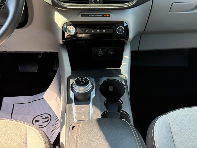Ford Escape Vehicle Full-screen Gallery Image 16