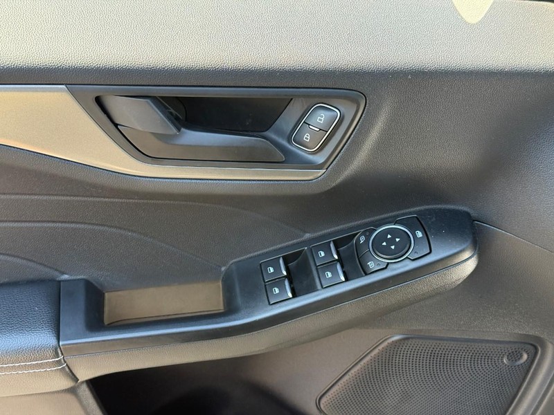 Ford Escape Vehicle Full-screen Gallery Image 17