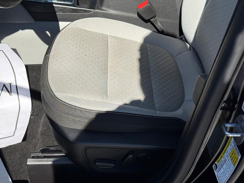 Ford Escape Vehicle Full-screen Gallery Image 18