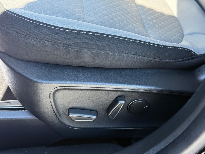 Ford Escape Vehicle Full-screen Gallery Image 19