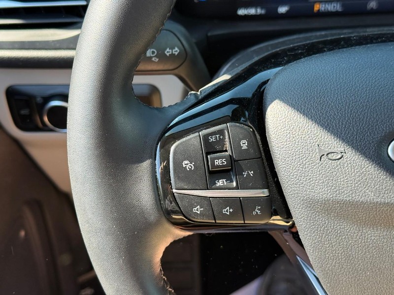 Ford Escape Vehicle Full-screen Gallery Image 20