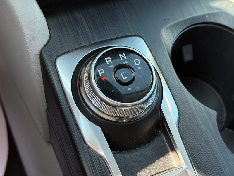 Ford Escape Vehicle Full-screen Gallery Image 22