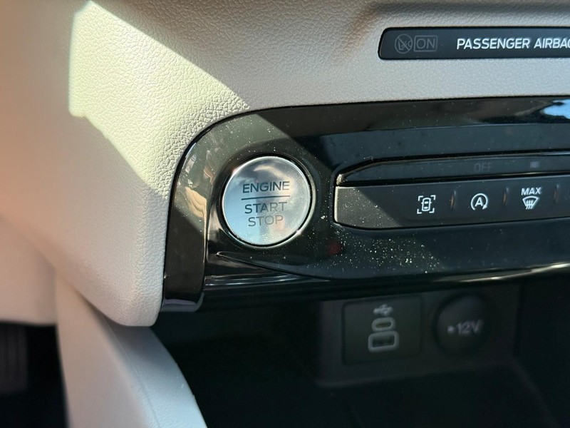 Ford Escape Vehicle Full-screen Gallery Image 23