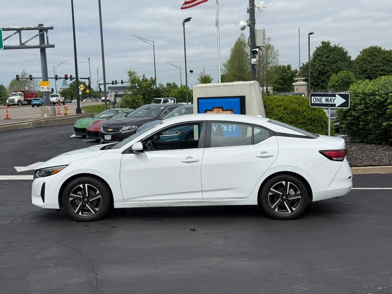 Nissan Sentra Vehicle Full-screen Gallery Image 2