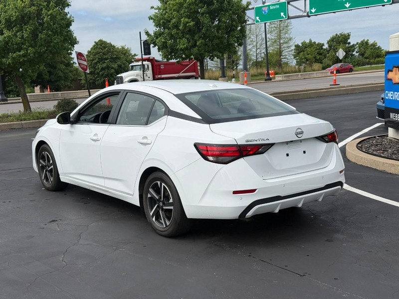 Nissan Sentra Vehicle Full-screen Gallery Image 3