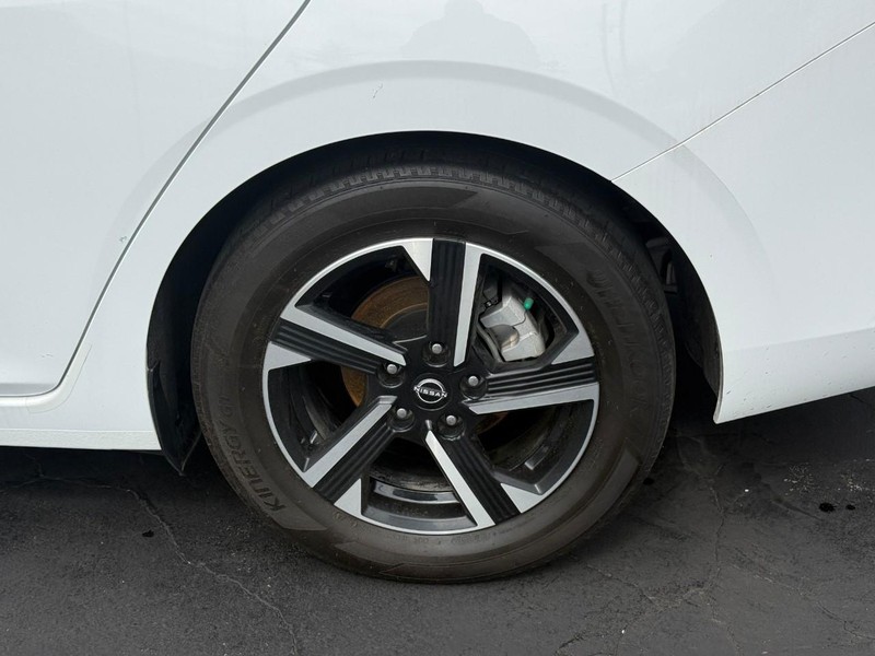 Nissan Sentra Vehicle Full-screen Gallery Image 4