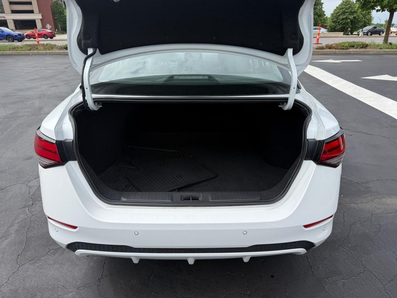Nissan Sentra Vehicle Full-screen Gallery Image 5