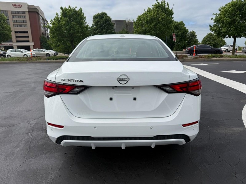 Nissan Sentra Vehicle Full-screen Gallery Image 6