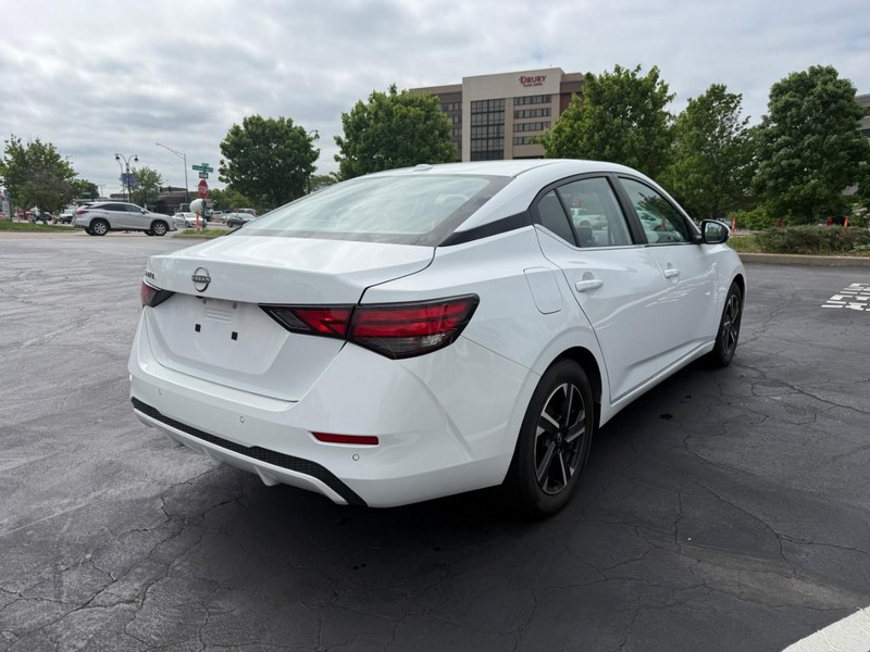 Nissan Sentra Vehicle Full-screen Gallery Image 7