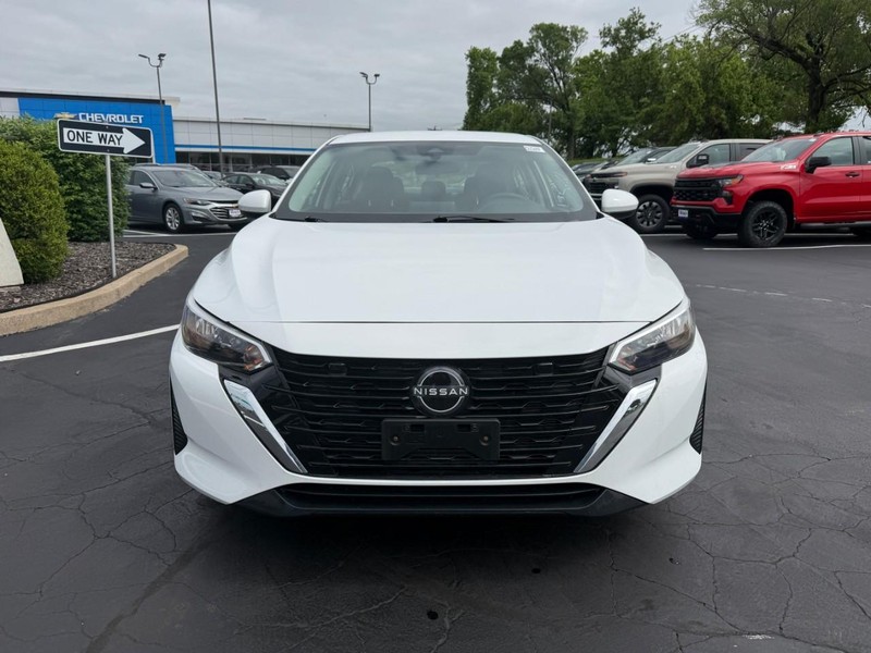 Nissan Sentra Vehicle Full-screen Gallery Image 9