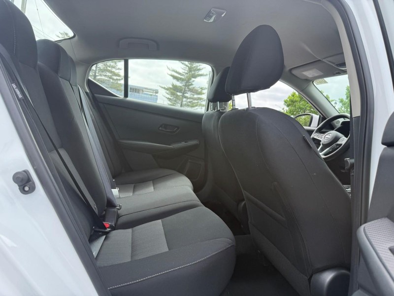 Nissan Sentra Vehicle Full-screen Gallery Image 10