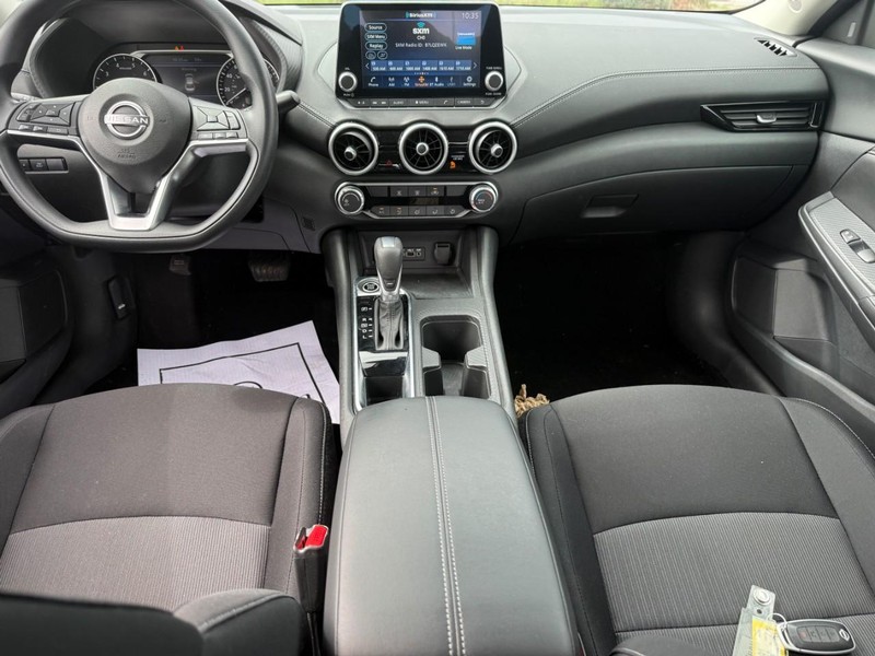 Nissan Sentra Vehicle Full-screen Gallery Image 11