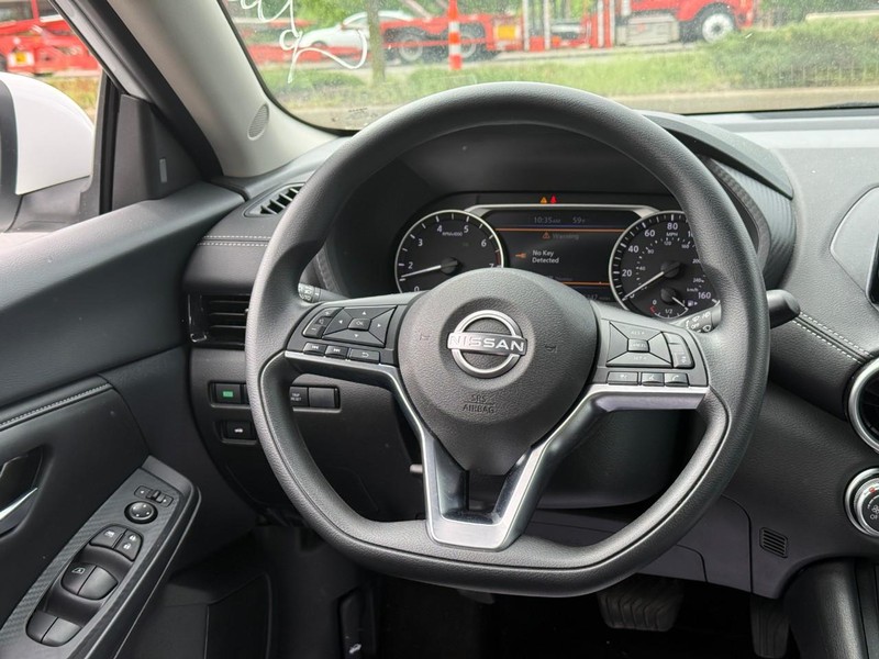 Nissan Sentra Vehicle Full-screen Gallery Image 12
