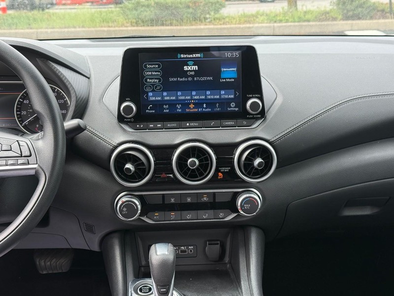 Nissan Sentra Vehicle Full-screen Gallery Image 13