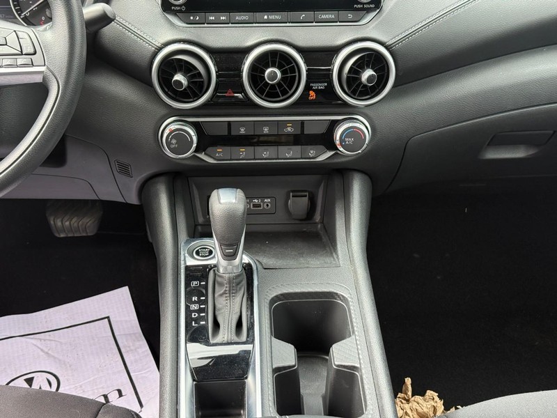 Nissan Sentra Vehicle Full-screen Gallery Image 14