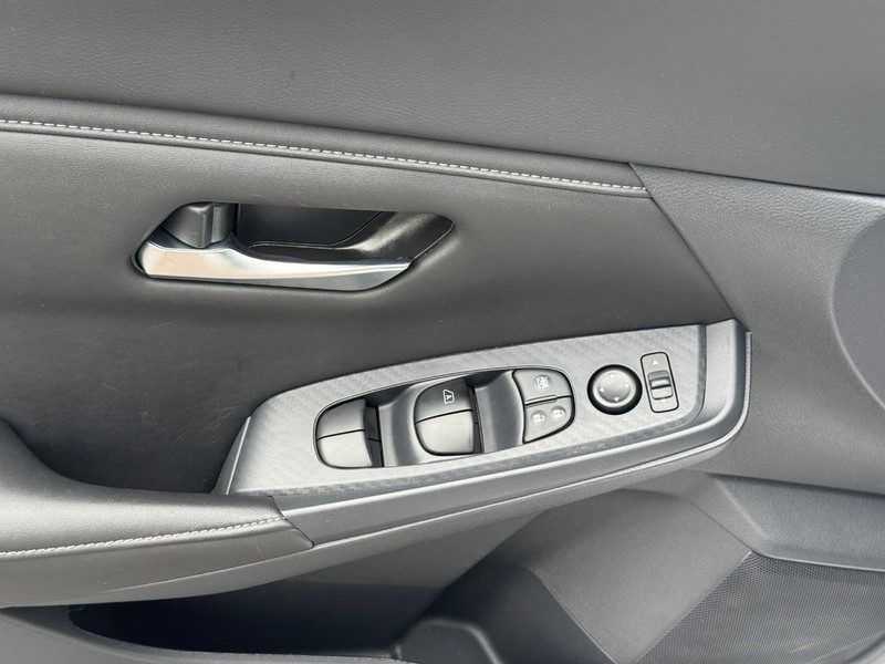 Nissan Sentra Vehicle Full-screen Gallery Image 15