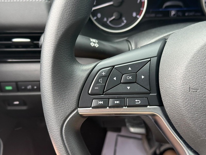Nissan Sentra Vehicle Full-screen Gallery Image 17