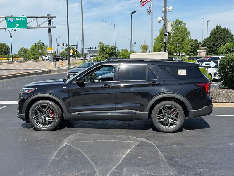 Ford Explorer Vehicle Full-screen Gallery Image 2