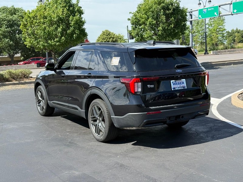 Ford Explorer Vehicle Full-screen Gallery Image 3