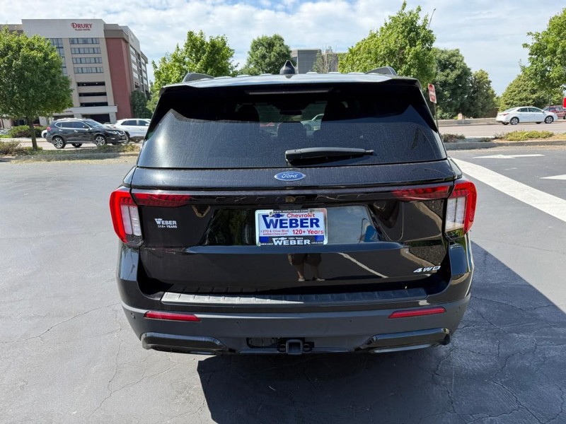 Ford Explorer Vehicle Full-screen Gallery Image 6