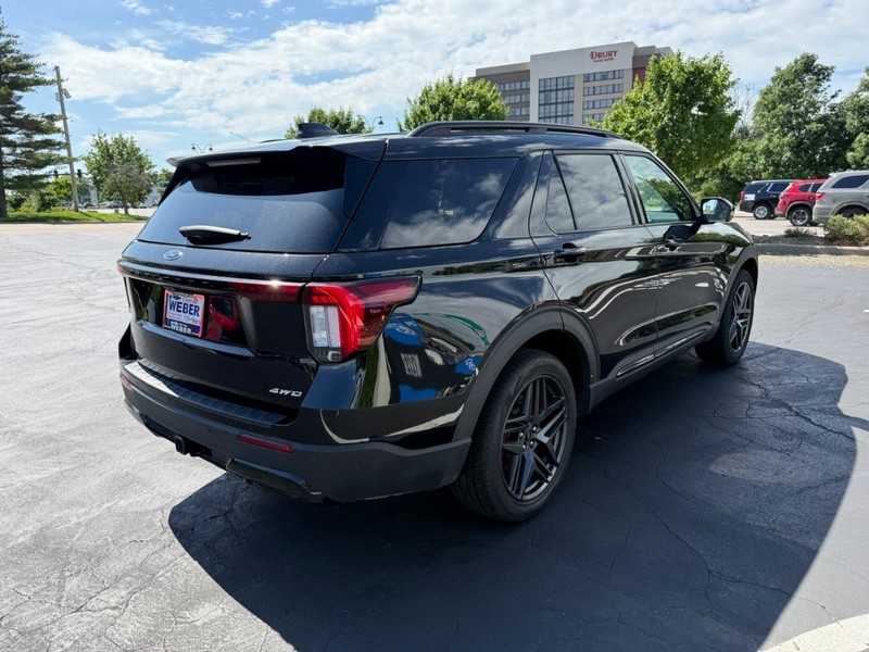 Ford Explorer Vehicle Full-screen Gallery Image 7