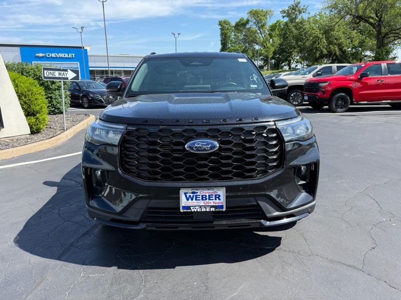 Ford Explorer Vehicle Full-screen Gallery Image 9