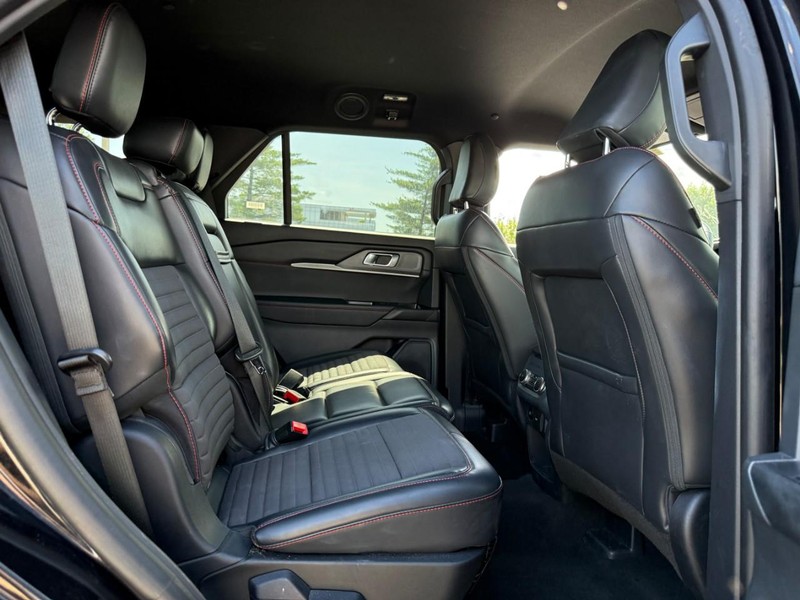 Ford Explorer Vehicle Full-screen Gallery Image 10
